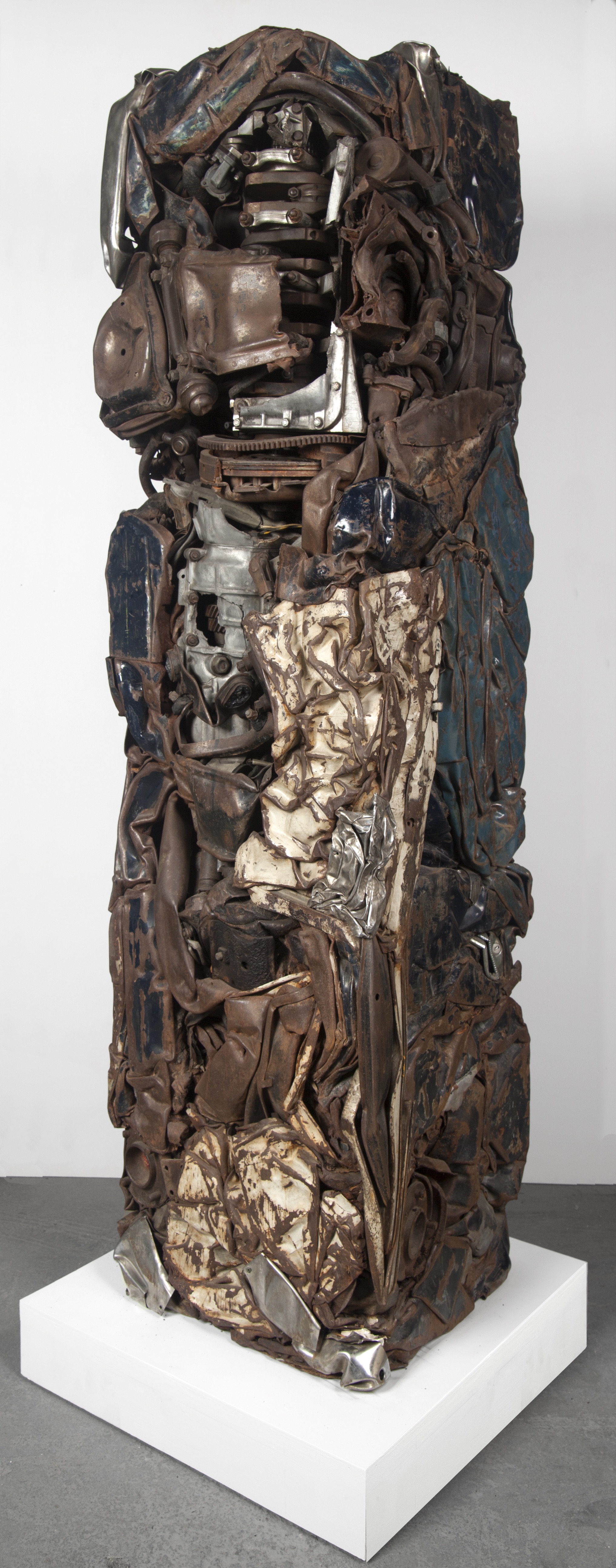 César Giulietta Alpha Romeo 1974 compression de voiture 195 x 50 x 50 cm Galerie GP & N Vallois, Paris Photographie Jeanne Hemmings (C) ADAGP