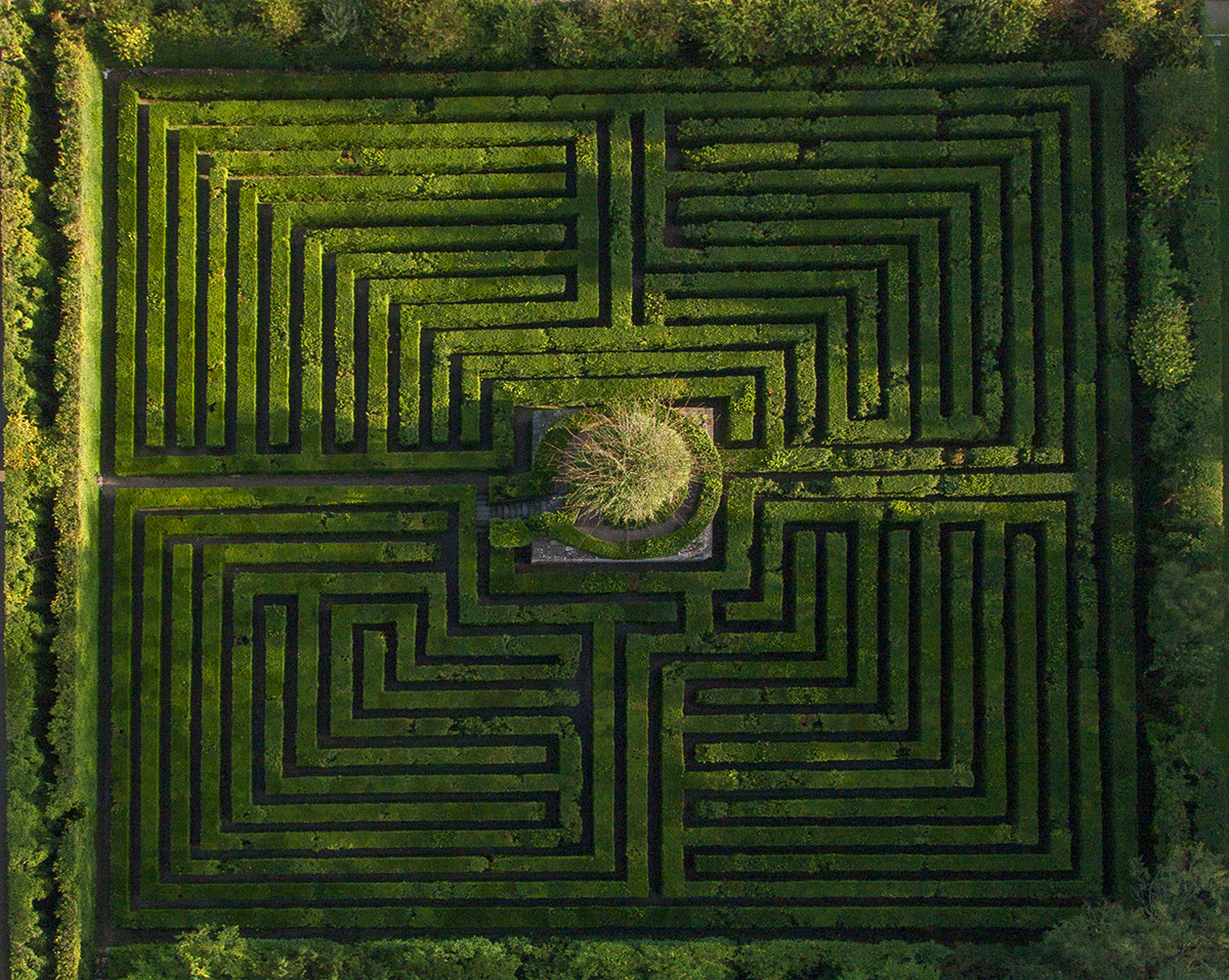 Il Labirinto di Villa Valsanzibio è uno dei più antichi del mondo, viene potato con le forbici e la bolla per regolarne l'altezza variabile. Ha una dimensione di 1, 5 km ed è difficile raggiungere l'uscita