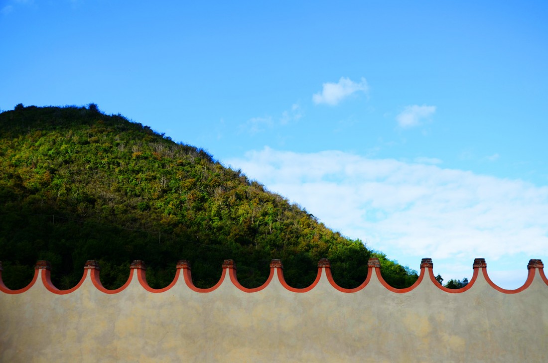 La cinta muraria dalle tondeggianti merlature di Villa Vescovi a Luvigliano di Torreglia con le colline di origine vulcanica (photo LB)