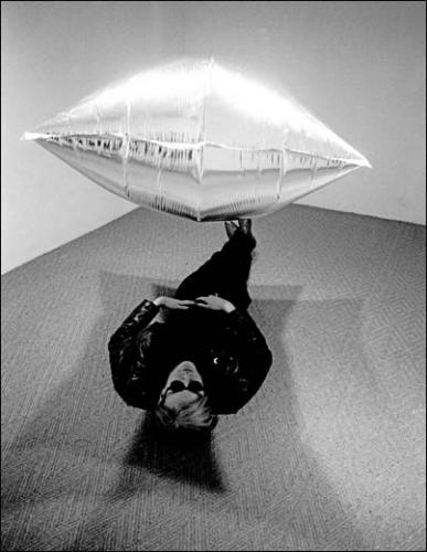 Andy Warhol (1928-1987), Sous Silver Cloud, lors de son exposition à la Ferus Gallery, Los Angeles, 1965
