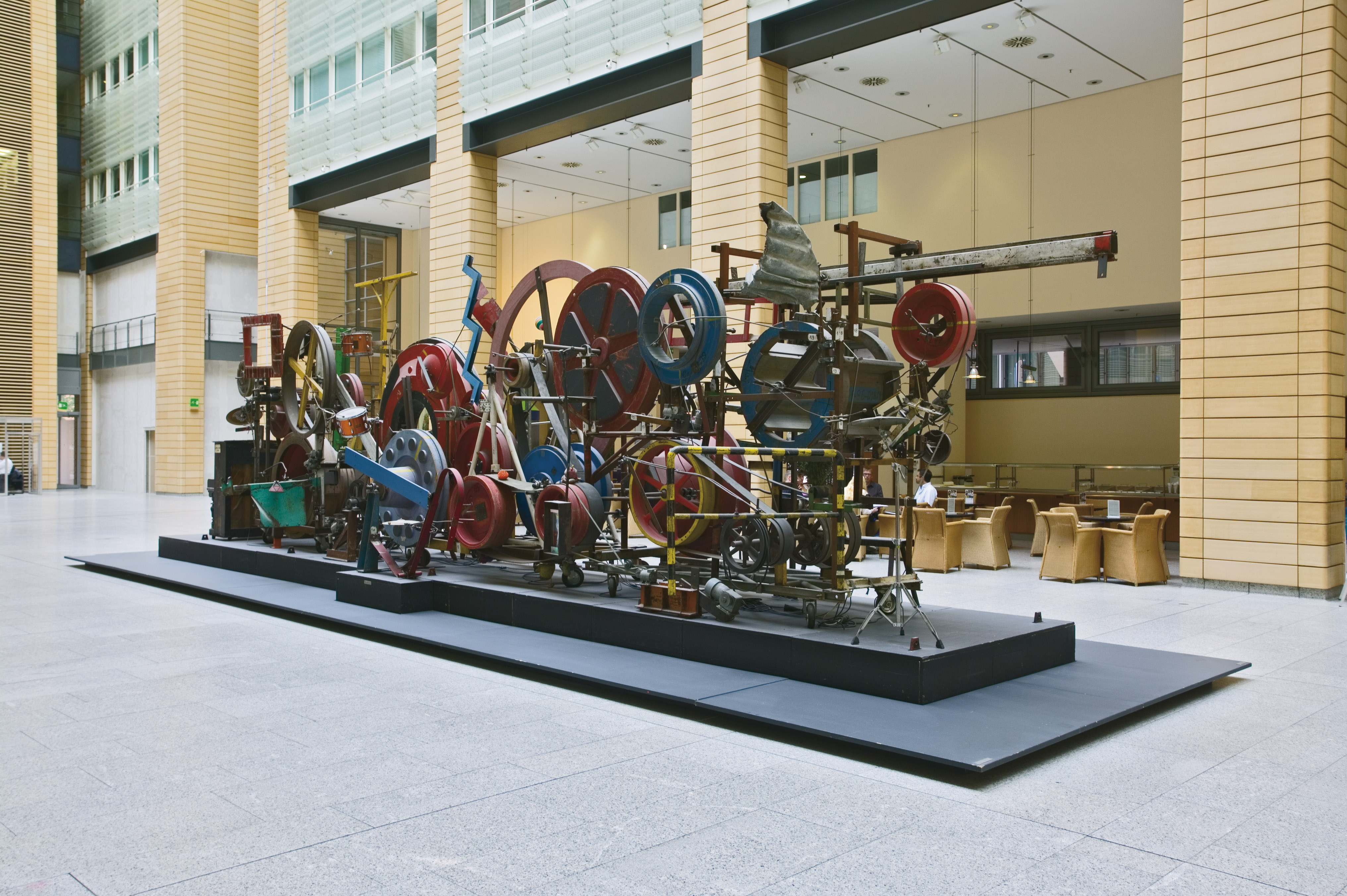 Jean Tinguely Méta-Maxi 1986 Fer, bois, moteur et objets variés 3,4 x 12 x 4,3 m Daimler Art Collection, Stuttgart/Berlin Photographie Daimler Art Collection, Stuttgart/Berlin