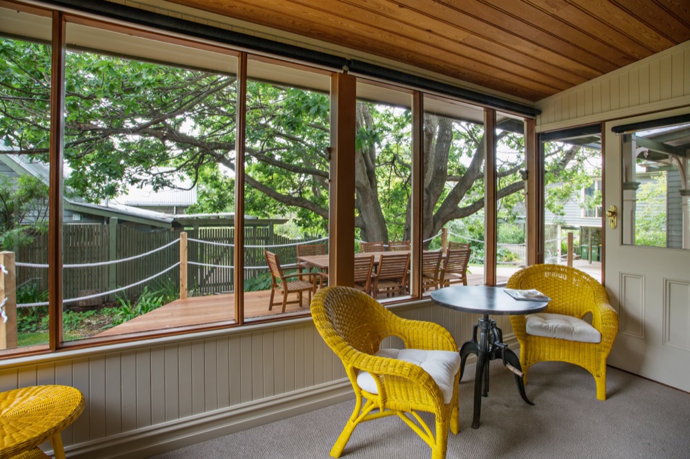 patio_oak_tree_lodge