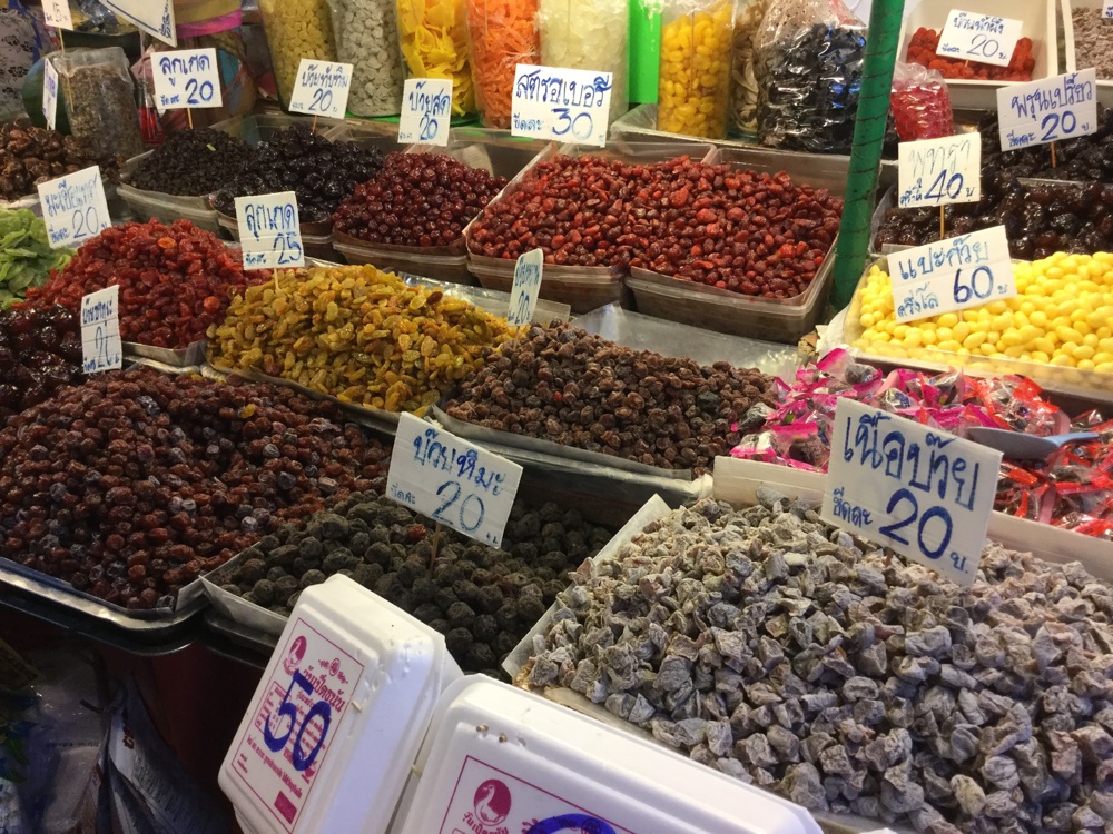Thailandia-Maeklong-Railway-Market-frutta-secca-candita-conserva