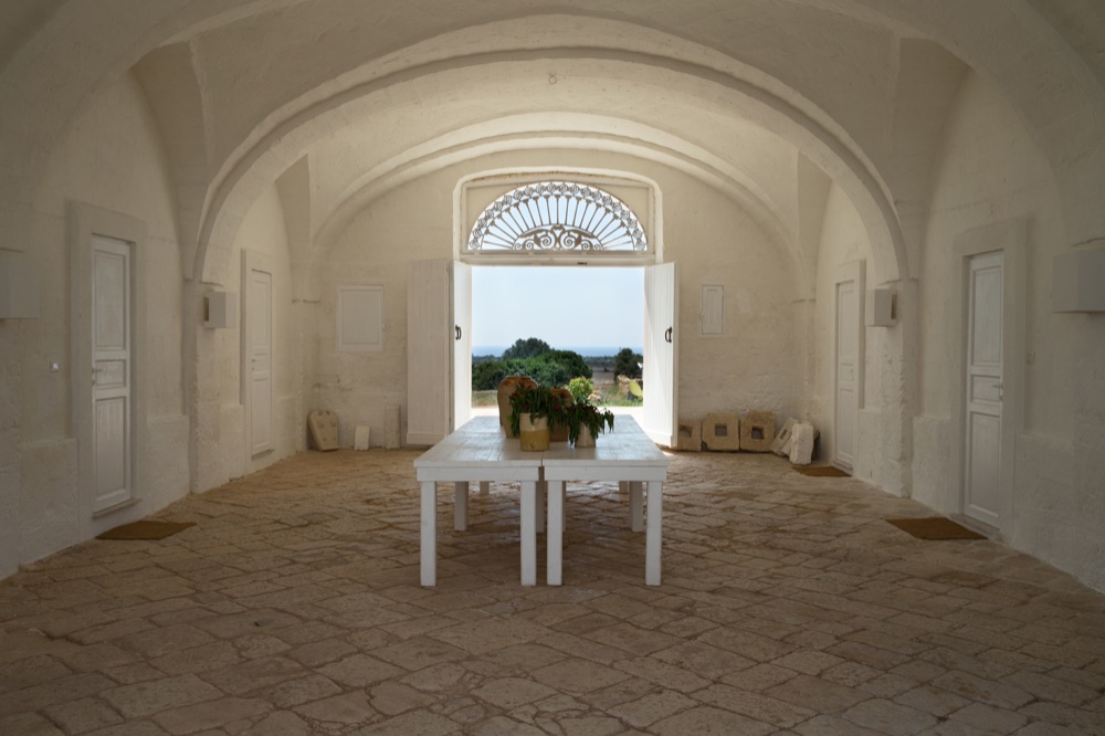 Masseria La Scalella - Tavolo sotto il portico