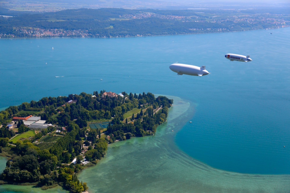 Zeppelin _in volo_sopra_Isola_di Mainau