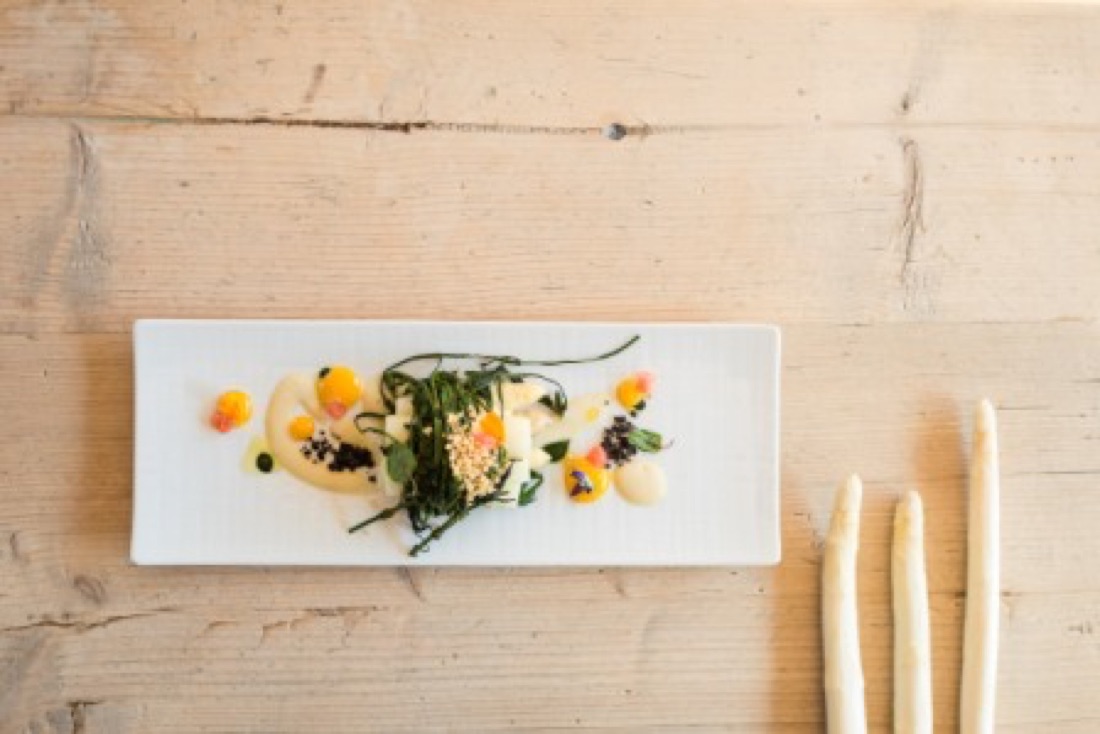 insalata-asparagi-settimana-erbe-selvatiche-vigilius-resort