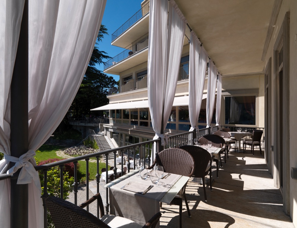 terrazza con tavoli_raimondi