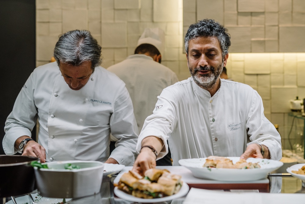 Alessandro Frassica con lo chef siciliano Filippo La Mantia