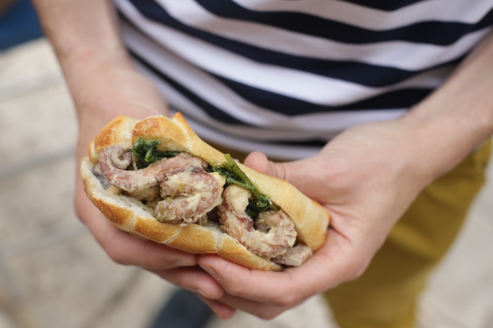 Panino con polpo fritto