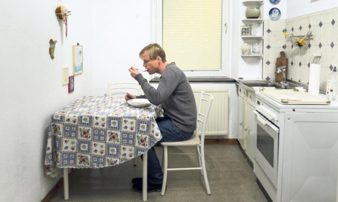 Gregor-Schneider-Essen-Life-action-Bundeskunsthalle-bonn