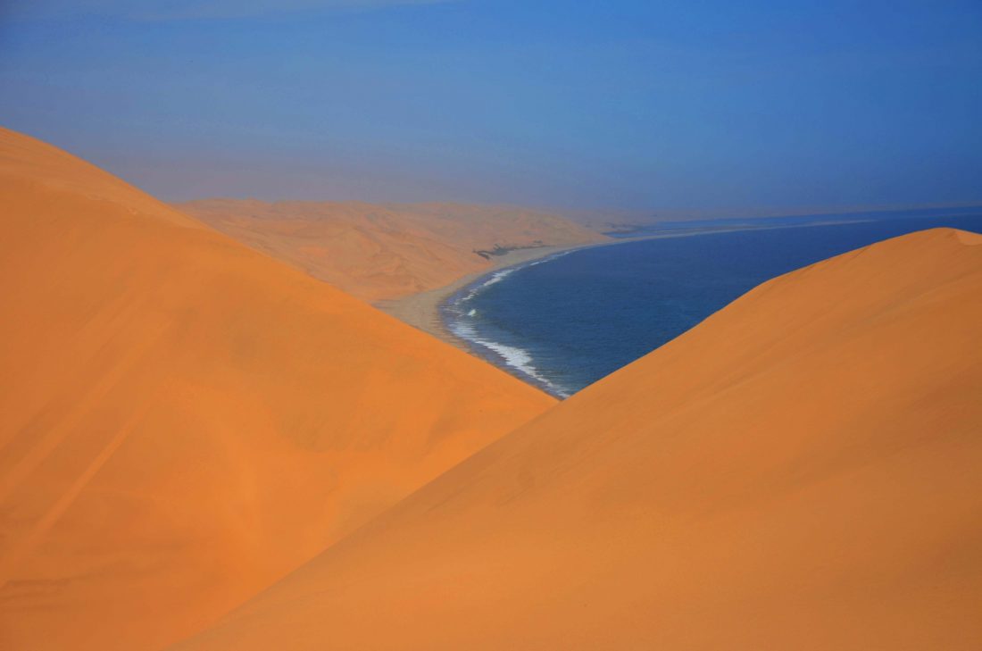 Namib Desert con l'oceano sullo sfondo