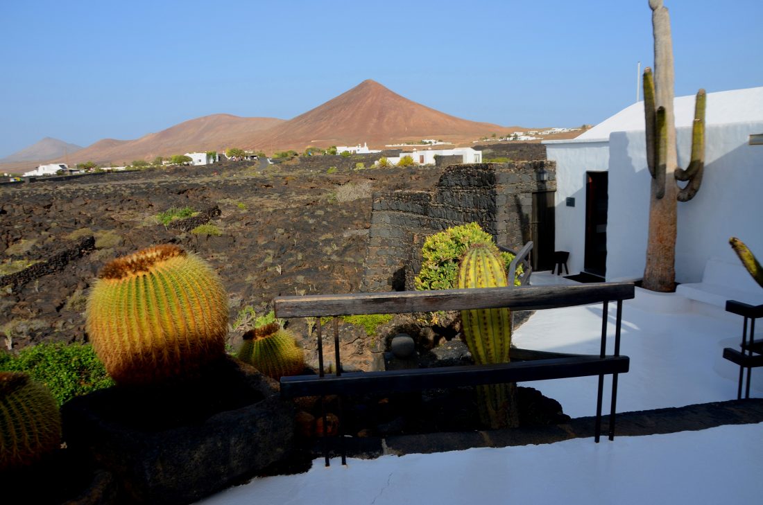 Fondazione Caesar Manrique esterno con vista del vulcano