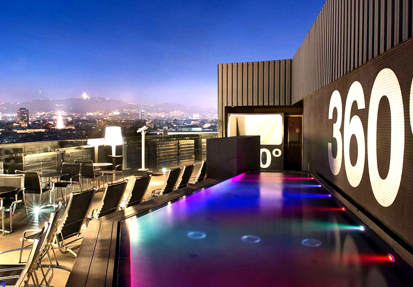 La piscina dell'Hotel Barcelò Raval