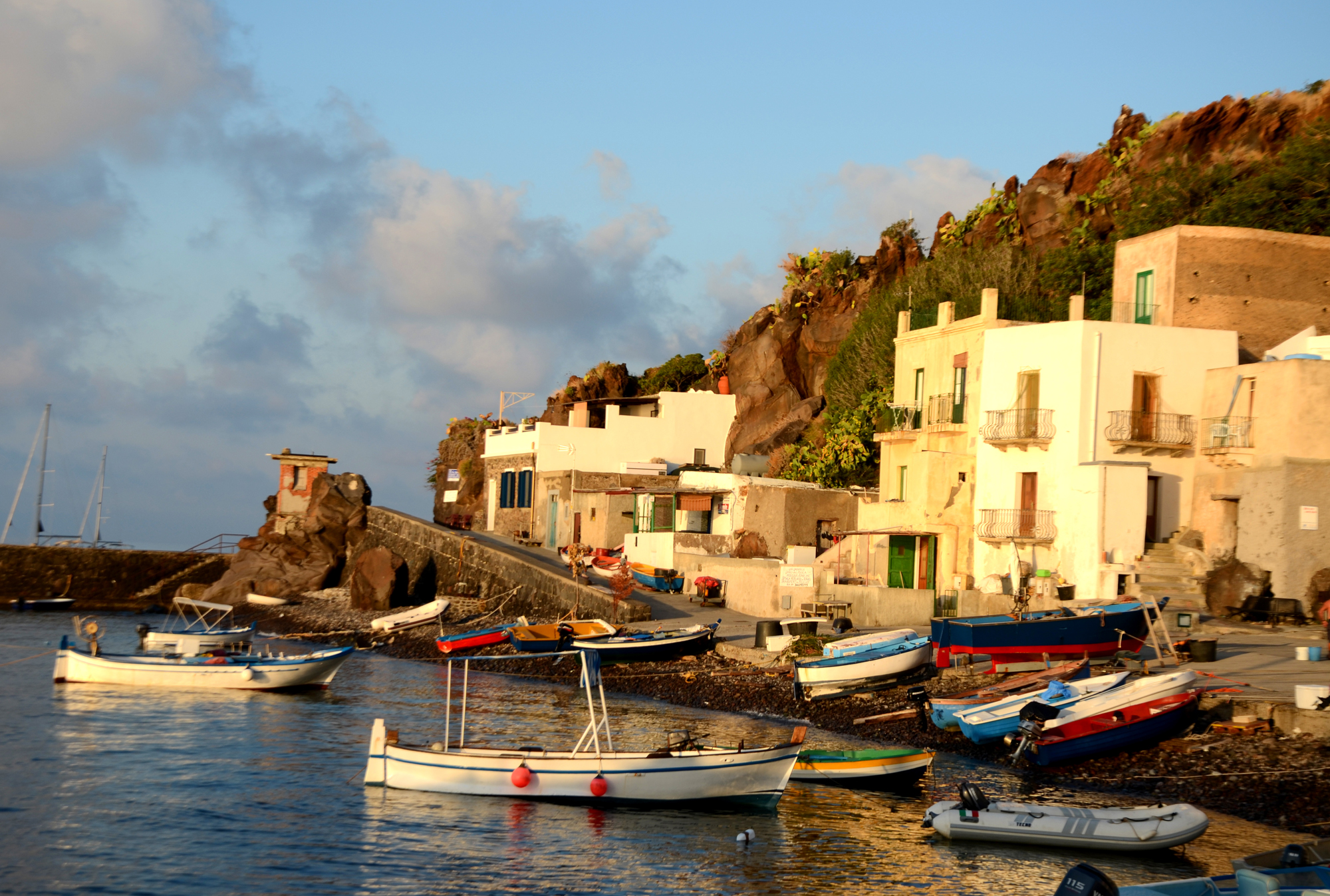 Alicudi Porto alla luce tenera dell'alba