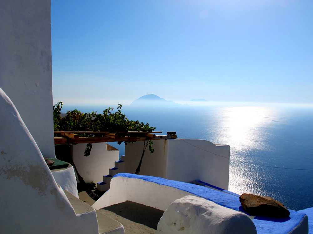 Le case di Alicudi guardano Stromboli
