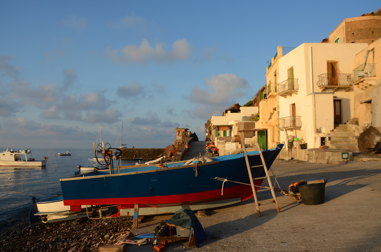 Il borgo di Alicudi al mattino
