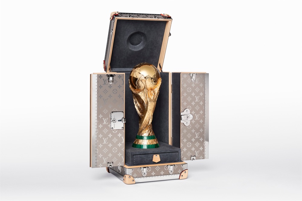 PACKSHOT FIFA Wordl CupTM THROPHY TRAVEL CASE OPEN WITH TROPHY