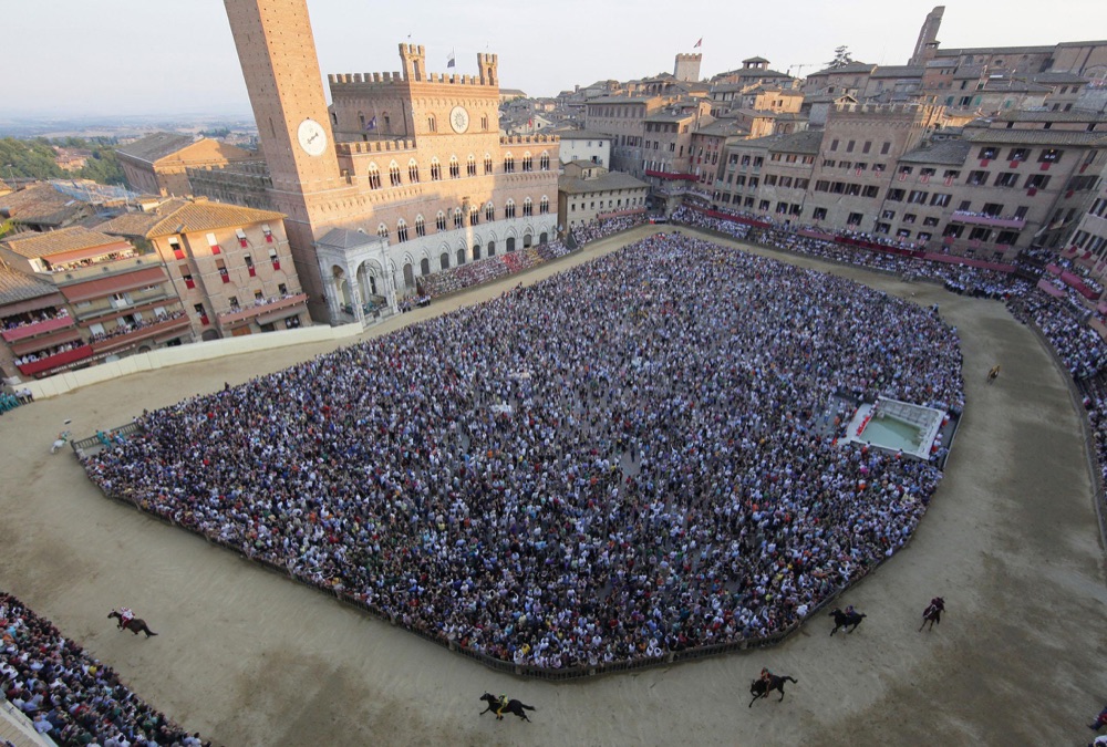1 piazza del campo Siena il palio