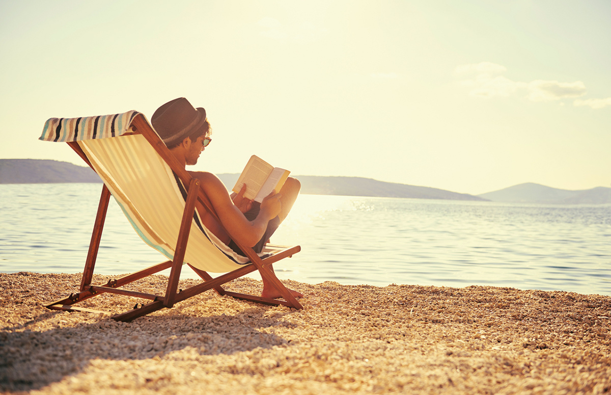 шезлонг на пляже. девушка на закате. Girl on the солнце. фотосессия в горах. девушка на берегу моря.