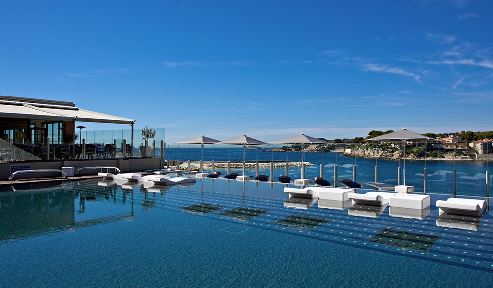 8 Hotel-Ile-Rousse-piscine-exterieure-vue-mer