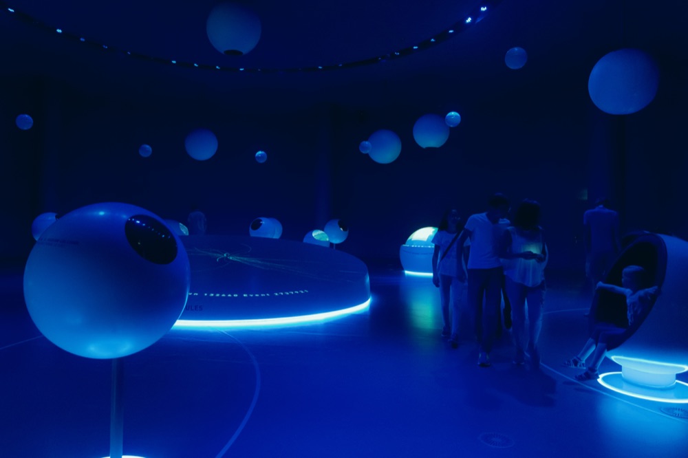 12 CERN-globe-inside