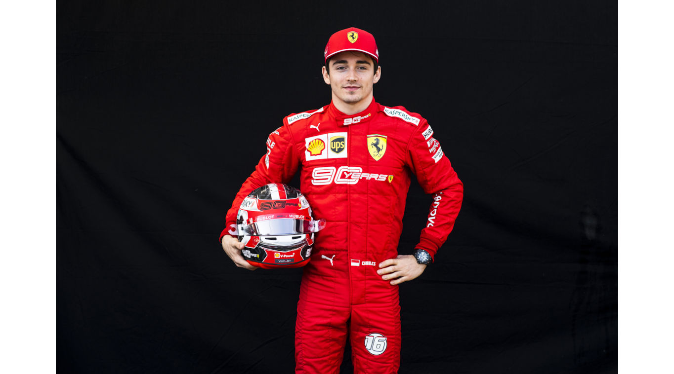 Charles Leclerc è pilota di scuderia Ferrari di cui Hublot è Official Watch. Leclerc indossa l'orologio Hublot Big Bang Mega-10 Black Magic 45NN. Charles Leclerc