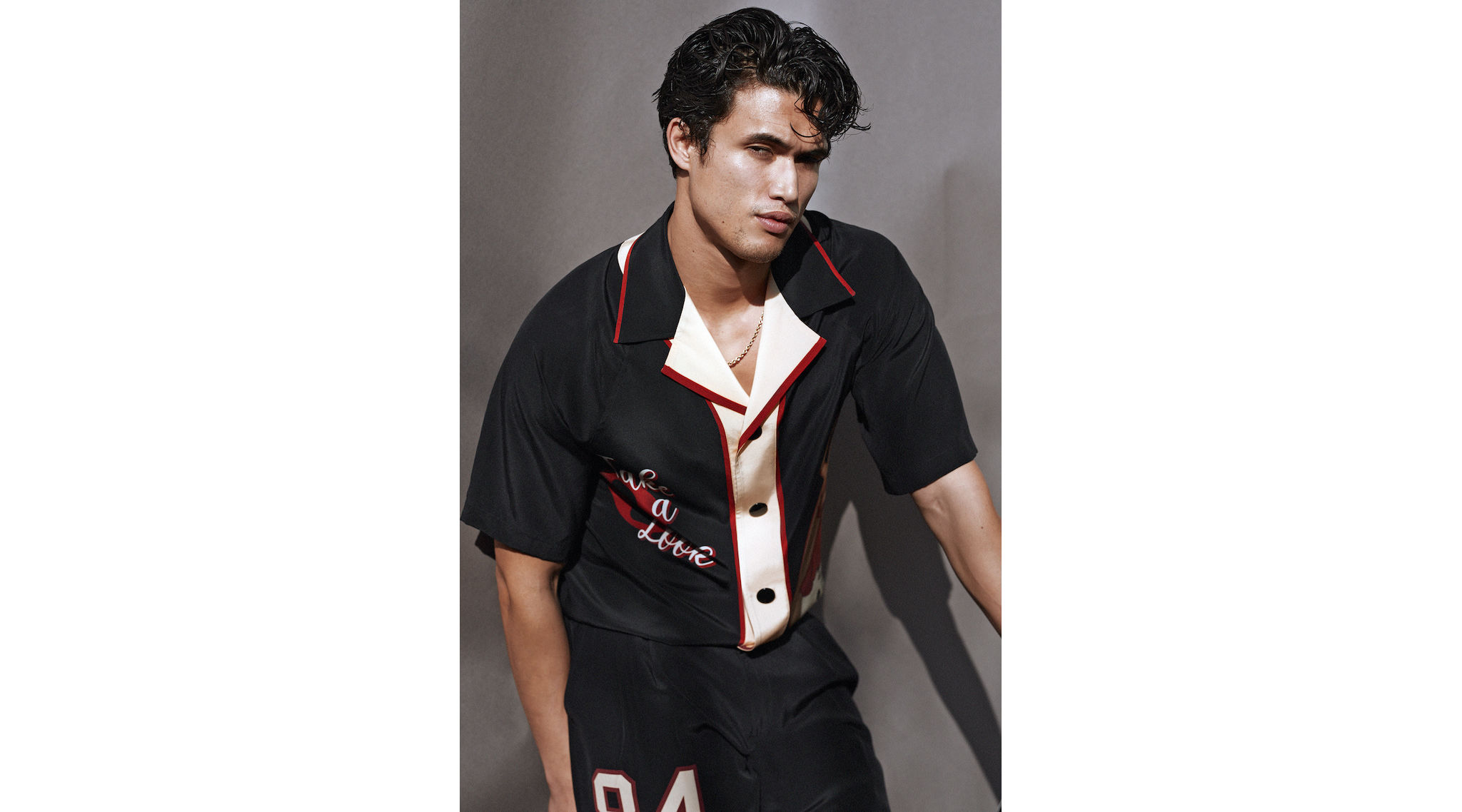 fotografie di john balsom. styling di edoardo canigliaCamicia e shorts Dolce&Gabbana. Nella pagina accanto, giacca e T shirt Saint Laurent by Anthony Vaccarello. In apertura, giacca in pelle Prada.