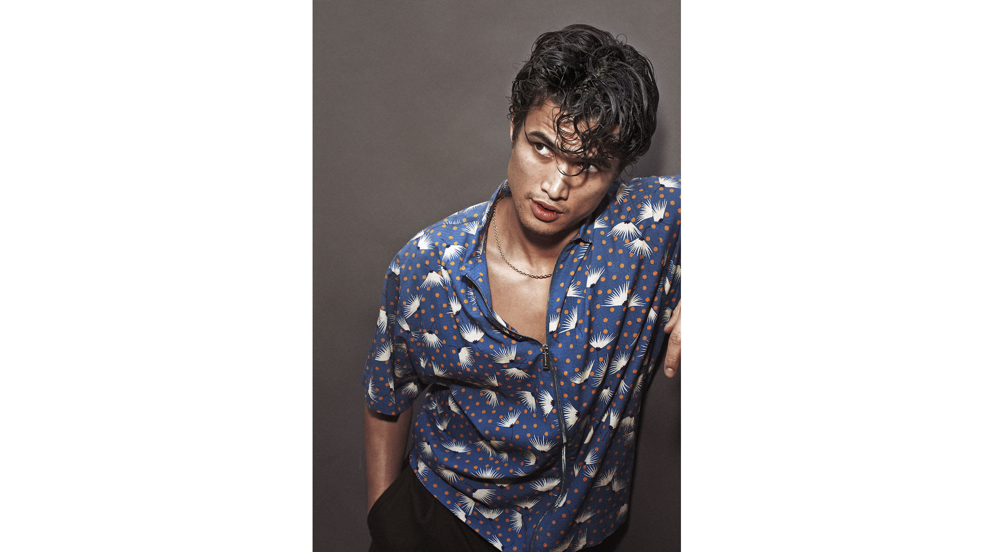 Camicia e pantaloni Dsquared2. Nella pagina accanto, giacca Giorgio Armani.