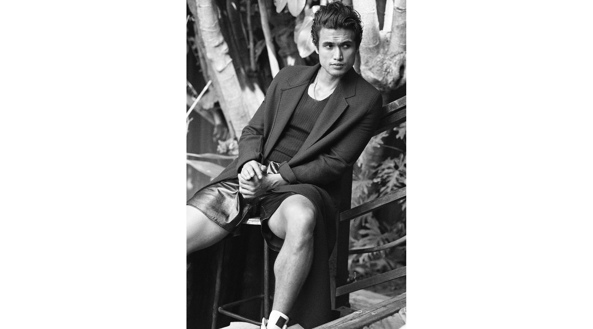 Cappotto, tank top e shorts Bottega Veneta. Nella pagina accanto, giacca in pelle Fendi, camicia Roy Roger’s.