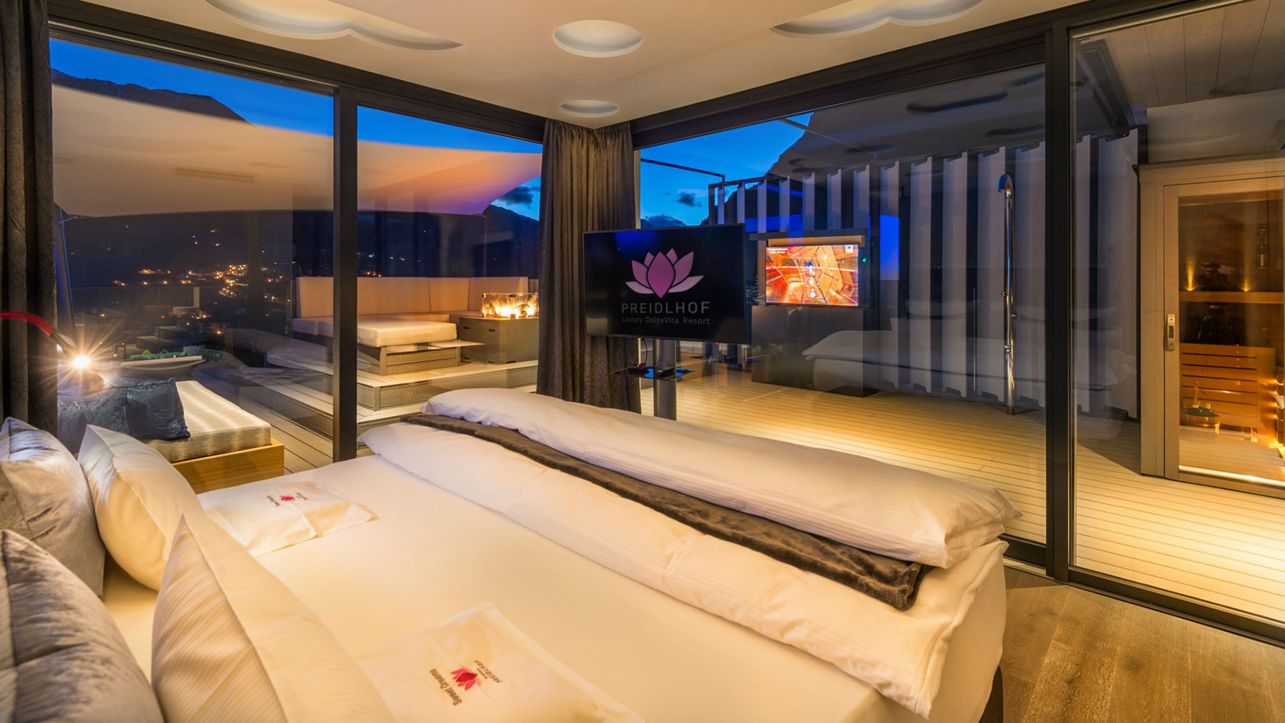 12 Luxury Penthouse Suite DolceVita Premium Zimmer Nacht klein