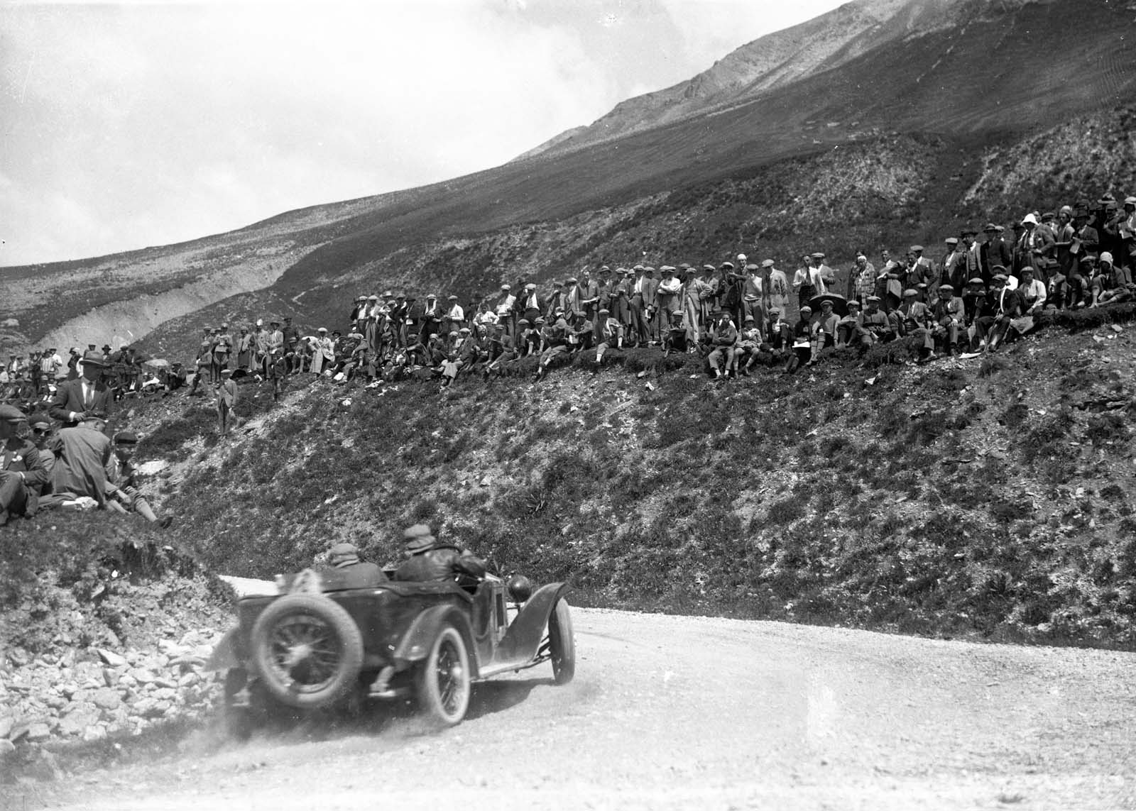 Adriano Scoffone_temerari strade biani campioni e la folla 1