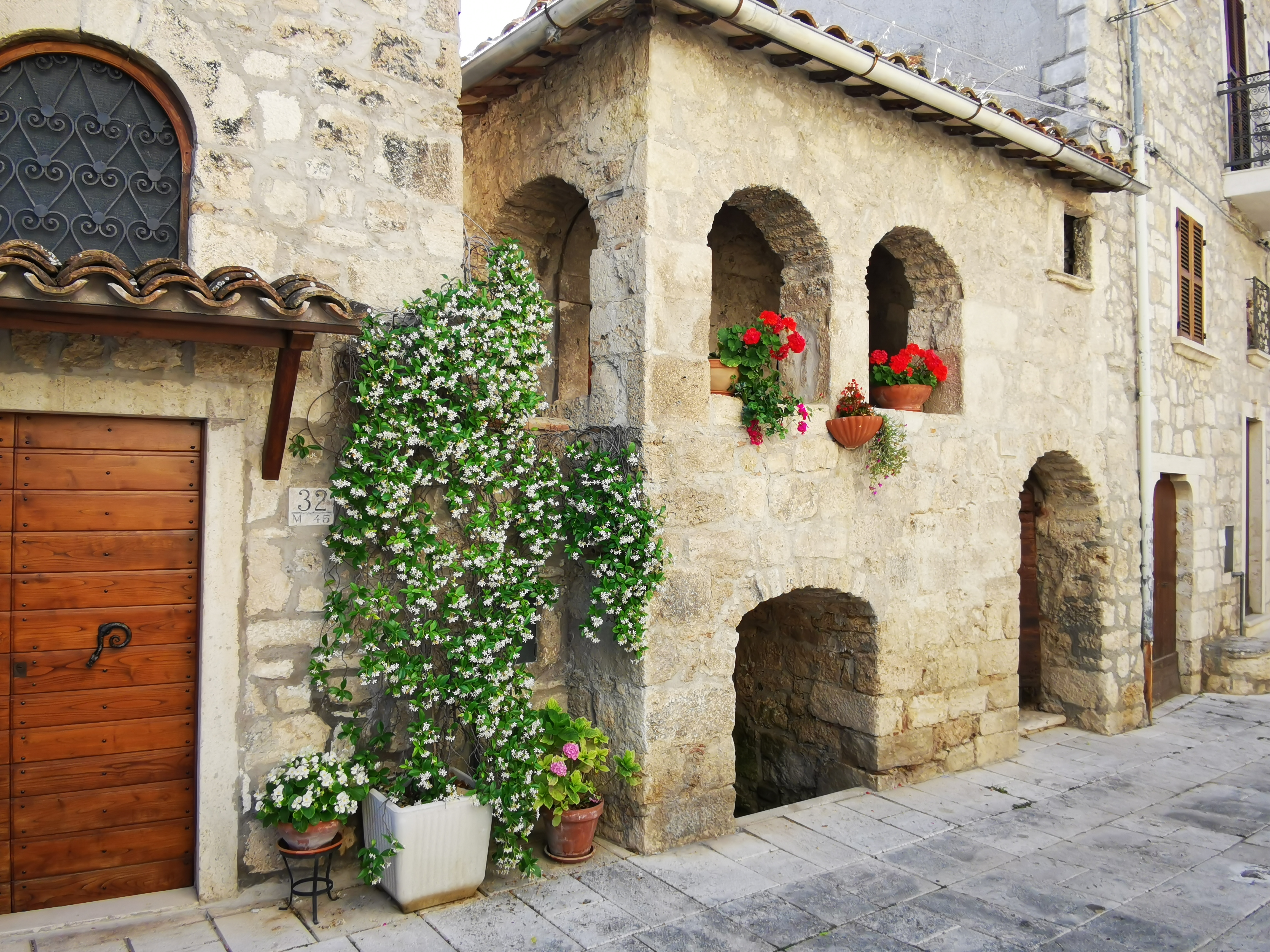 CASTEL-TROSINO-CASA-DELLA-REGINA-LONGOBARDA