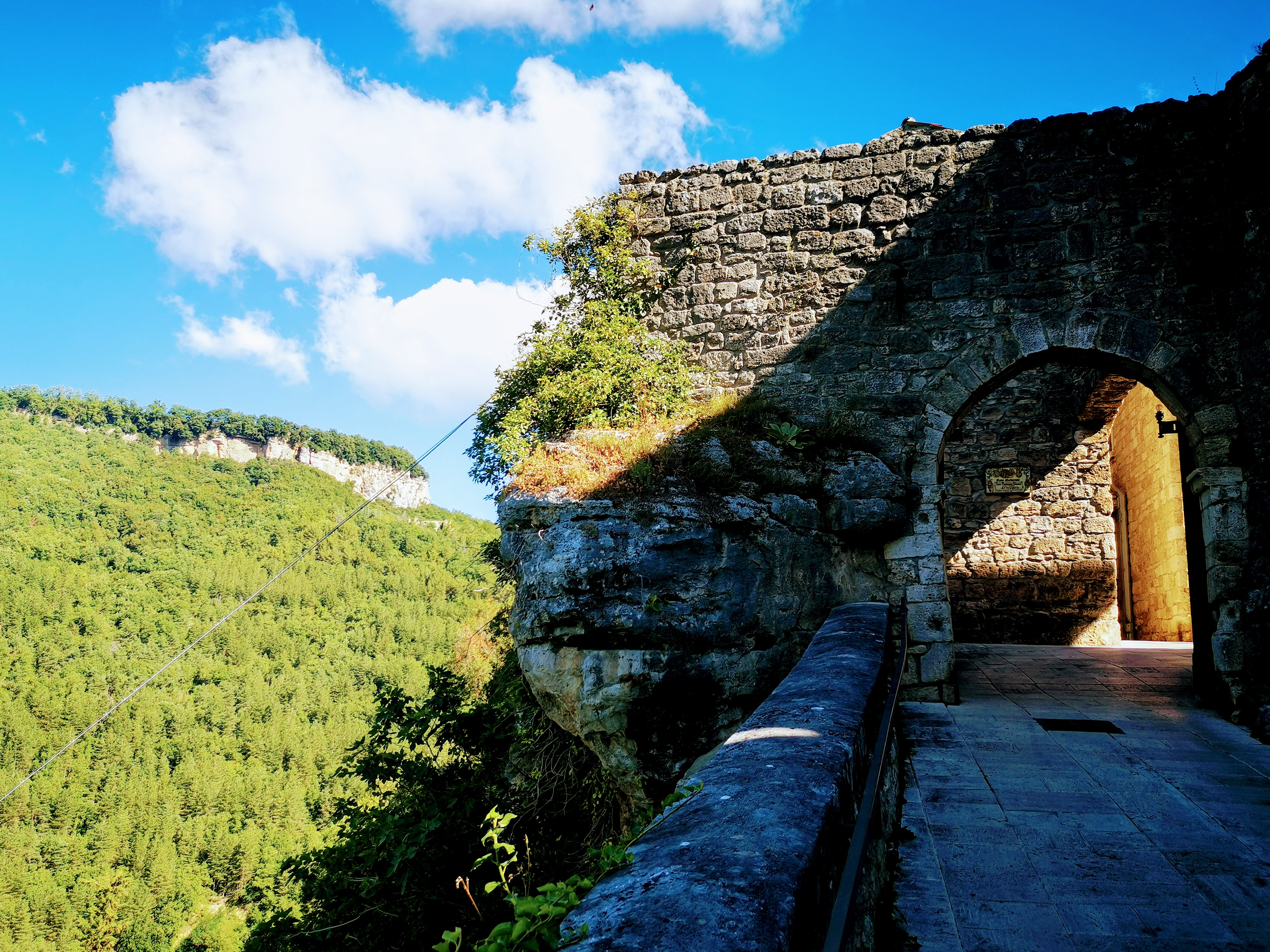 CASTEL-TROSINO-PORTA-INGRESSO