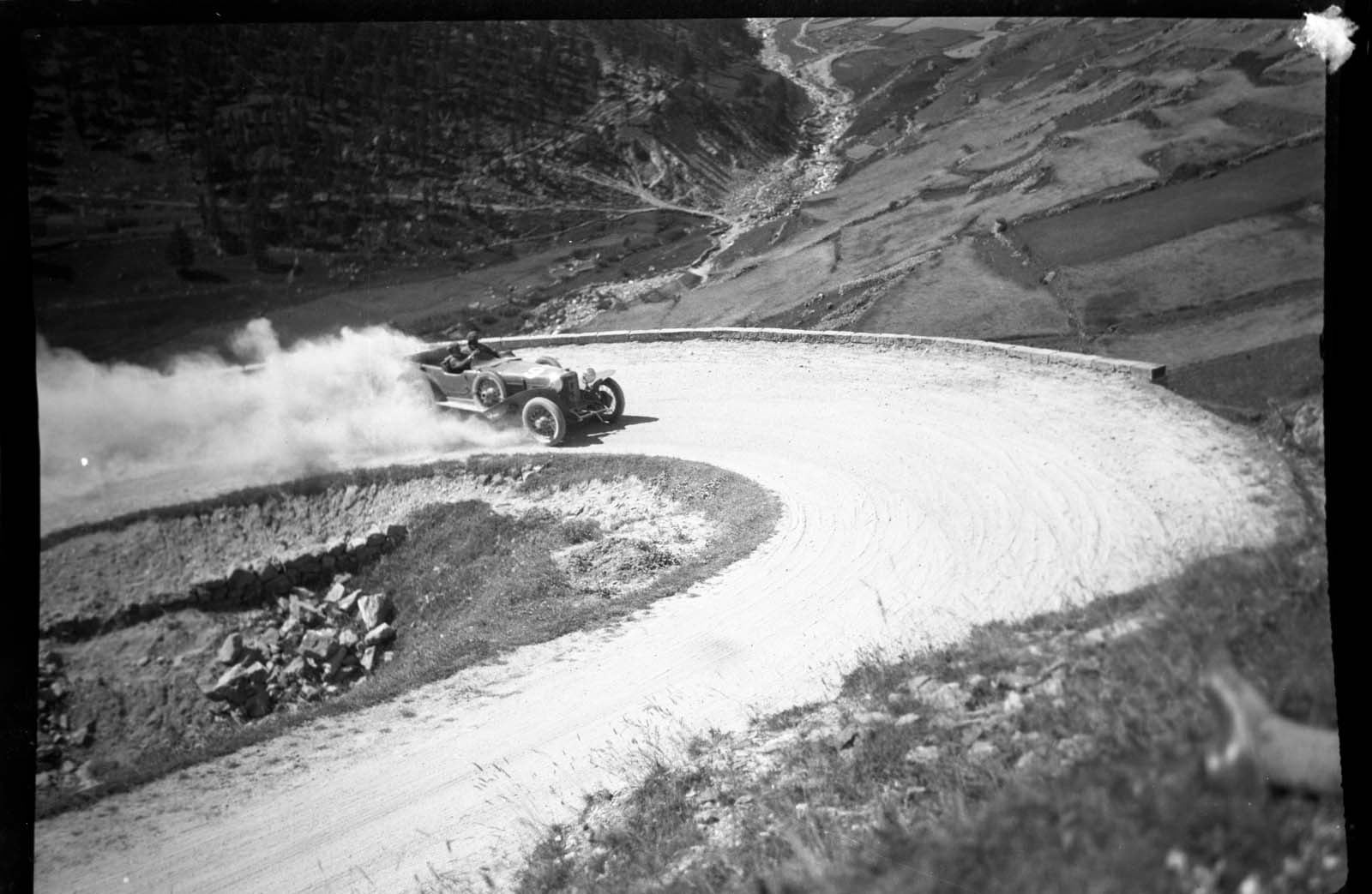la SPA di Faravelli sui tornanti de _le scale_ 1925 ©Archivio Scoffone Museo Civico di Cuneo