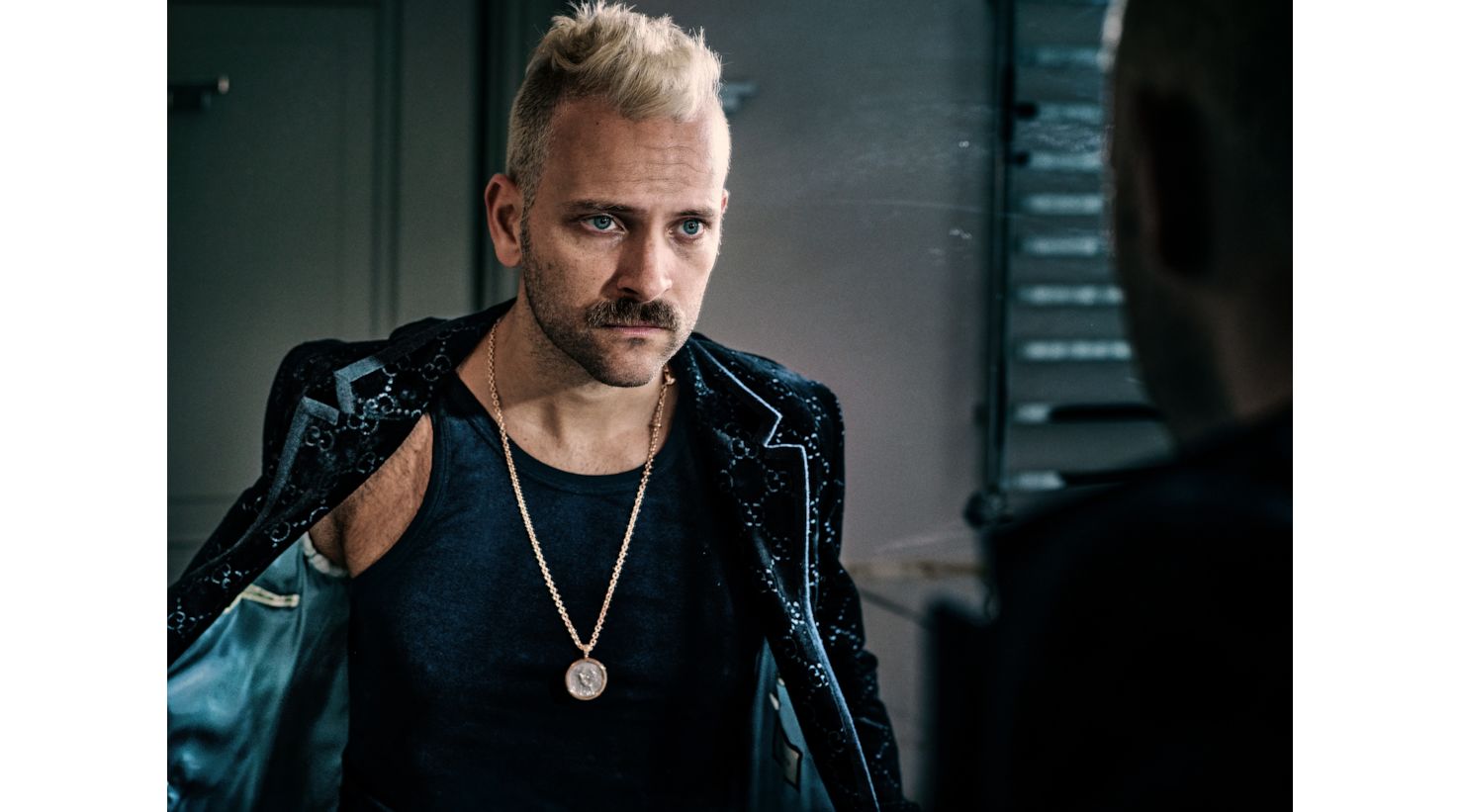 Giacca in velluto Gucci, collana Monete in oro rosa Bulgari. In apertura, da sinistra, anello Serpenti Viper in oro rosa con pavé di diamanti, anelli B.zero1 Rock in oro giallo con pavé di diamanti, tutto Bulgari.