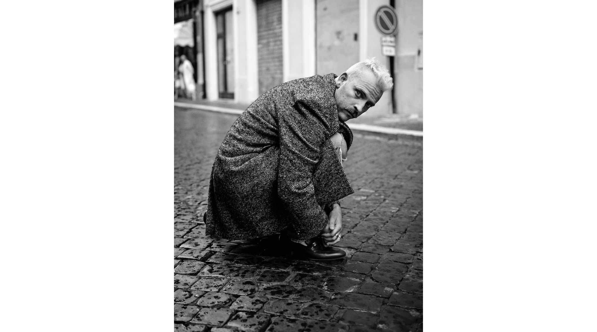 Cappotto in lana con motivo spigato, jeans in eco denim, mocassini in pelle bordeaux con motivo web, tasselli e dettaglio doppia G, tutto Gucci, anello B.zero1 in oro rosa e anello B.zero1 Rock in oro giallo con pavé di diamanti Bulgari. Nella pagina accanto, eco fur con motivo leopardo, T shirt in cotone con artwork dal libro Psychopts, di Richard Hell e Christopher Wool, jeans in eco denim Gucci, collana Monete in oro rosa Bulgari. Grooming: Giulio Ordonselli. Styling assistant: Federica Arcadio. Si ringrazia Hotel de Russie (roccofortehotels.com).