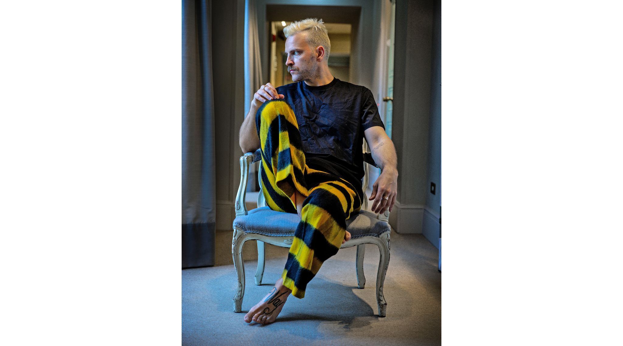 T shirt e pantaloni a righe Gucci, a sinistra anello B.zero1 Rock in oro giallo con pavé di diamanti, a destra anello B.zero1 in oro rosa, tutto Bulgari. Nella pagina accanto, maglia a maniche ¾ con dettagli ricamati Gucci, collana Parentesi in oro rosa con pavé di diamanti, anello Serpenti Viper in oro rosa con pavé di diamanti, anello B.zero1 in oro rosa, orologio Aluminium, tutto Bulgari.