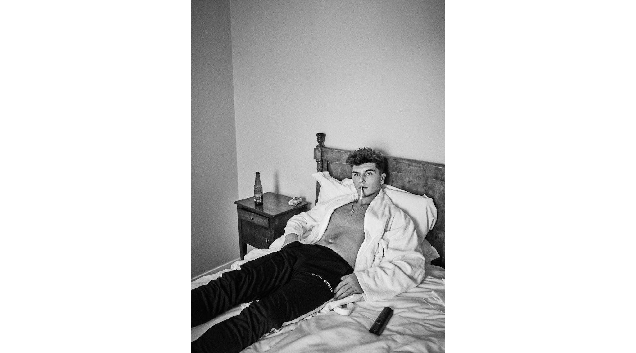 Pantaloni Palm Angels. Nella pagina accanto, pantaloni Emporio Armani, collana Dior.