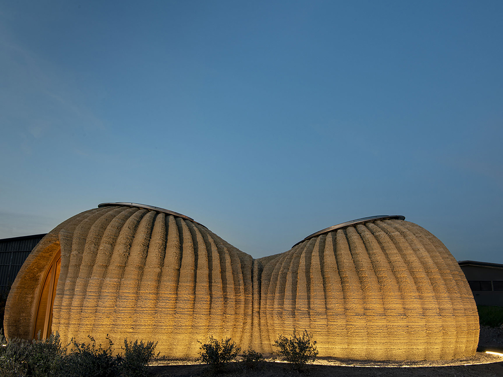 TECLA, vista esterna notturna