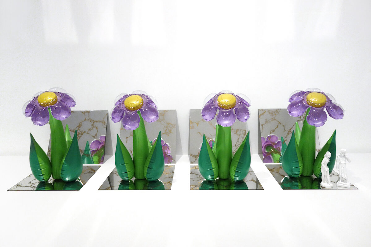 Jeff Koons, Inflatable Flowers (Four Tall Purple with Plastic Figures), 1978 vinile, specchi e plastica; cm 40,6 x 145,4 x 48,3 Collezione dell’artista. © Jeff Koons