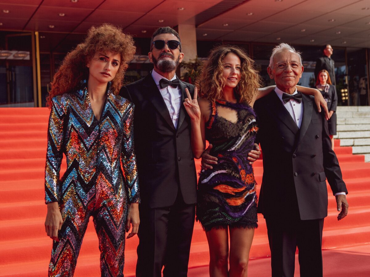 65644-COMPETENCIA_OFICIAL__OFFICIAL_COMPETITION__-_Official_still__Credits_Manolo_Pavon___3_