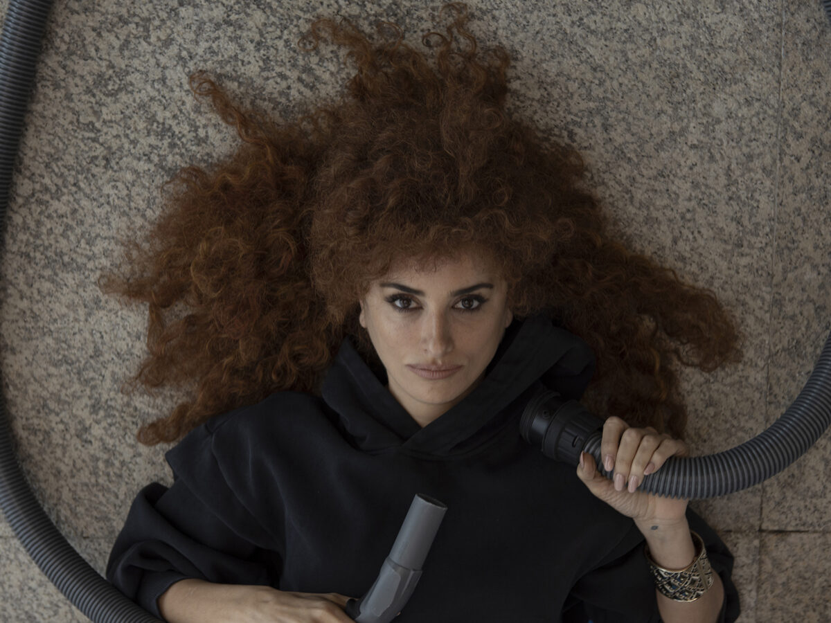 65650-COMPETENCIA_OFICIAL__OFFICIAL_COMPETITION__-_Actress_Pen__lope_Cruz__Credits_Manolo_Pavon_