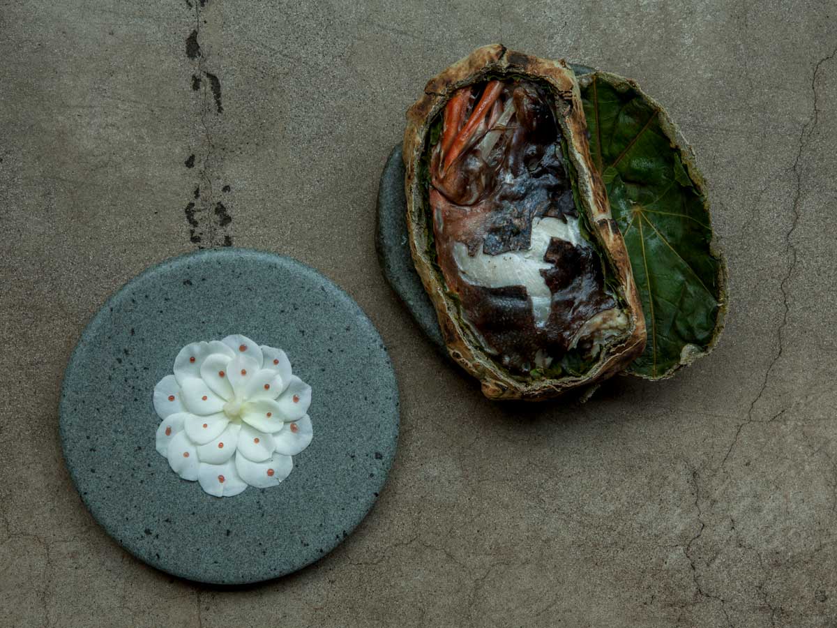 Fish-head-Al-Rescoldo,-caldillo-de-congrio-and-white-roses-garum Boragó