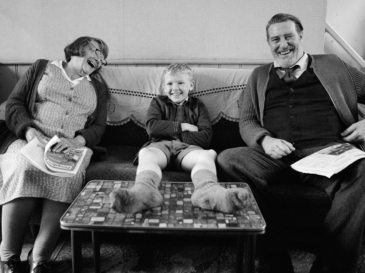 Judi Dench, Jude Hill e Ciarán Hinds