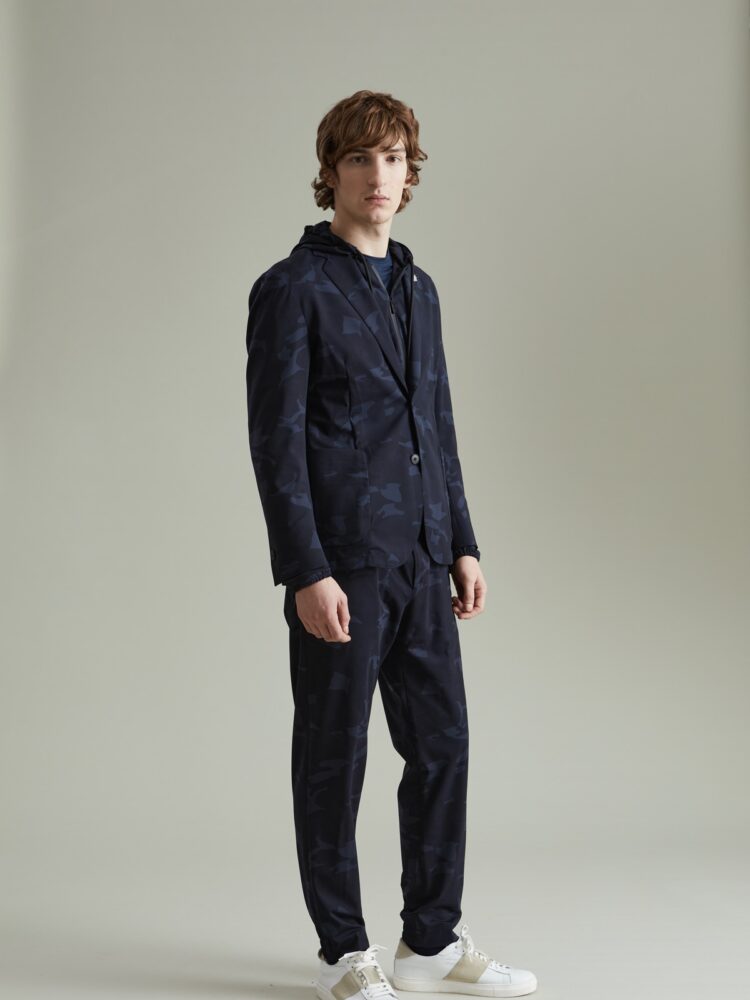 TMB Running di Tombolini_Abito camouflage in tessuto tecnico stretch. Pantaloni con coulisse in vita ed elastici in fondo