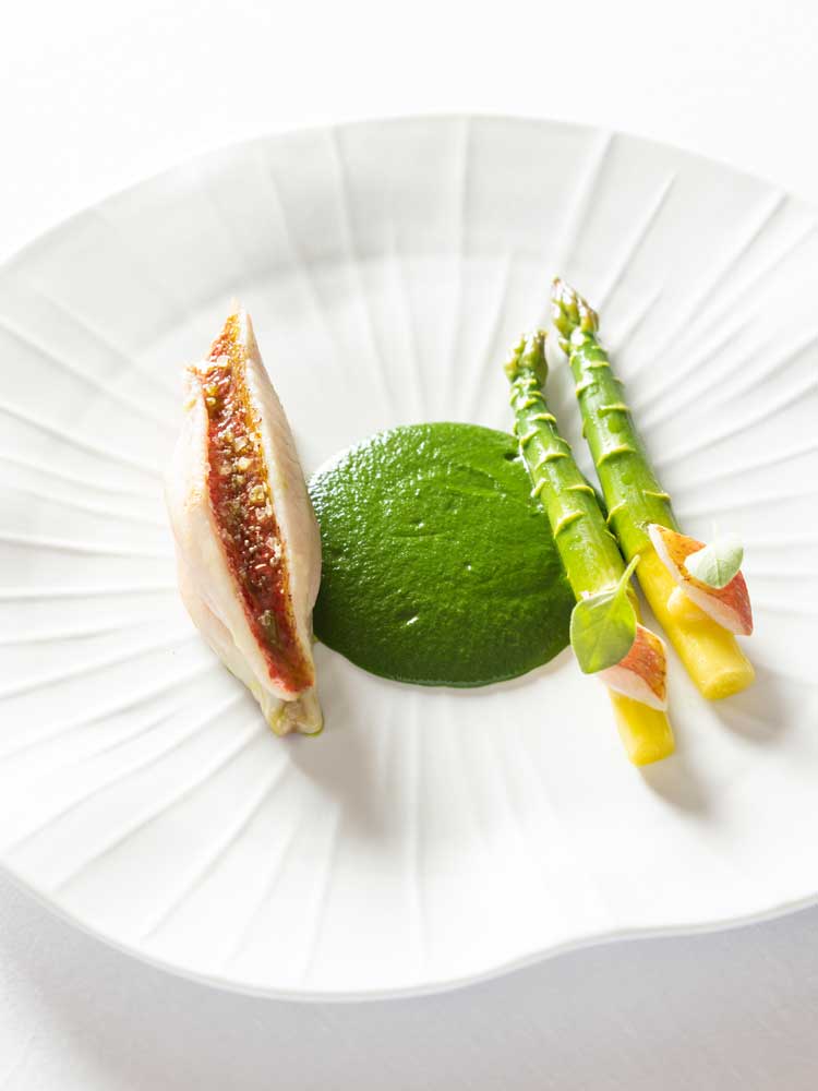 Triglia-di-scoglio-dei-mari-liguri-farcita-di-stoccafisso-e-servita-in-salsa-verde-con-asparagi-dell’orto-rampante-leggermente-glassati Triglia-di-scoglio-dei-mari-liguri-farcita-di-stoccafisso-e-servita-in-salsa-verde-con-asparagi-dell’orto-rampante-leggermente-glassati