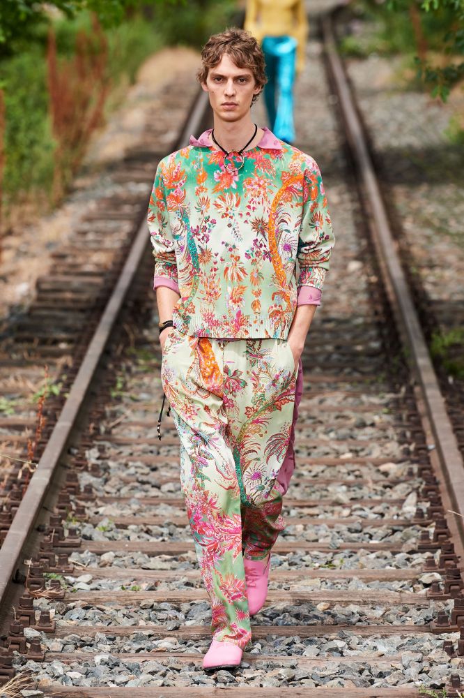 tendenza-fantasie-stampe-moda-uomo-primavera-estate-2022-foto-look-sfilate-icon-magazine18