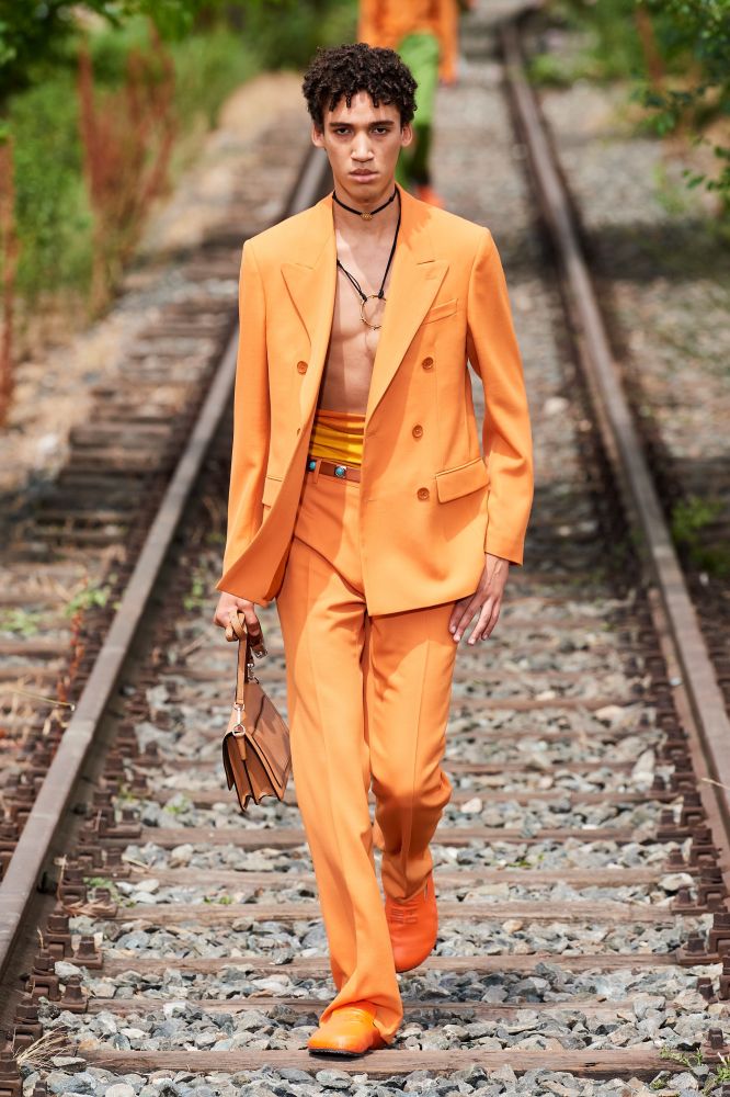 tendenza-tinta-unita-moda-uomo-primavera-estate-2022-foto-look-sfilate-icon-magazine1