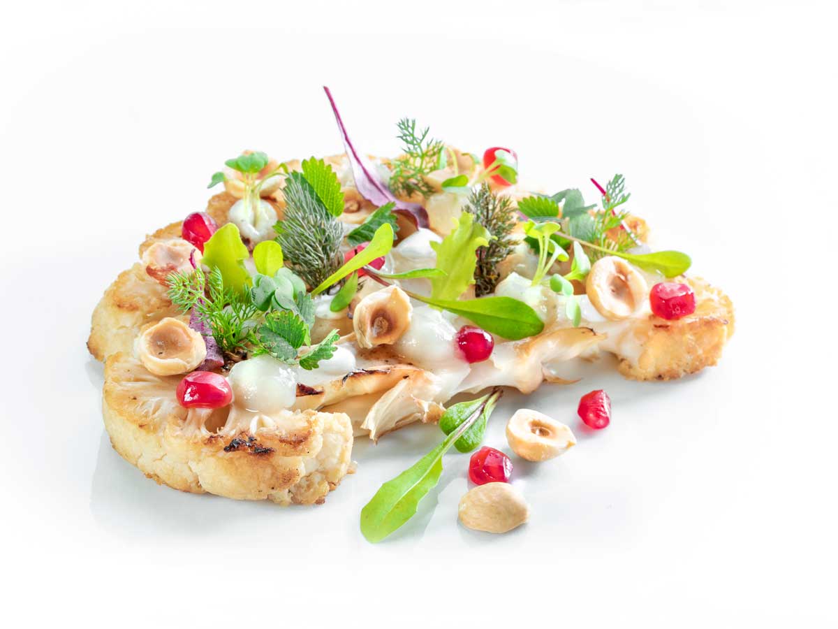 Cuore-di-cavolfiore-alla-brace-con-limone,-crema-acida,-crema-di-cavolfiore,-melograno-nocciole-erbe-Photo_by_AdrianoTruscello_16