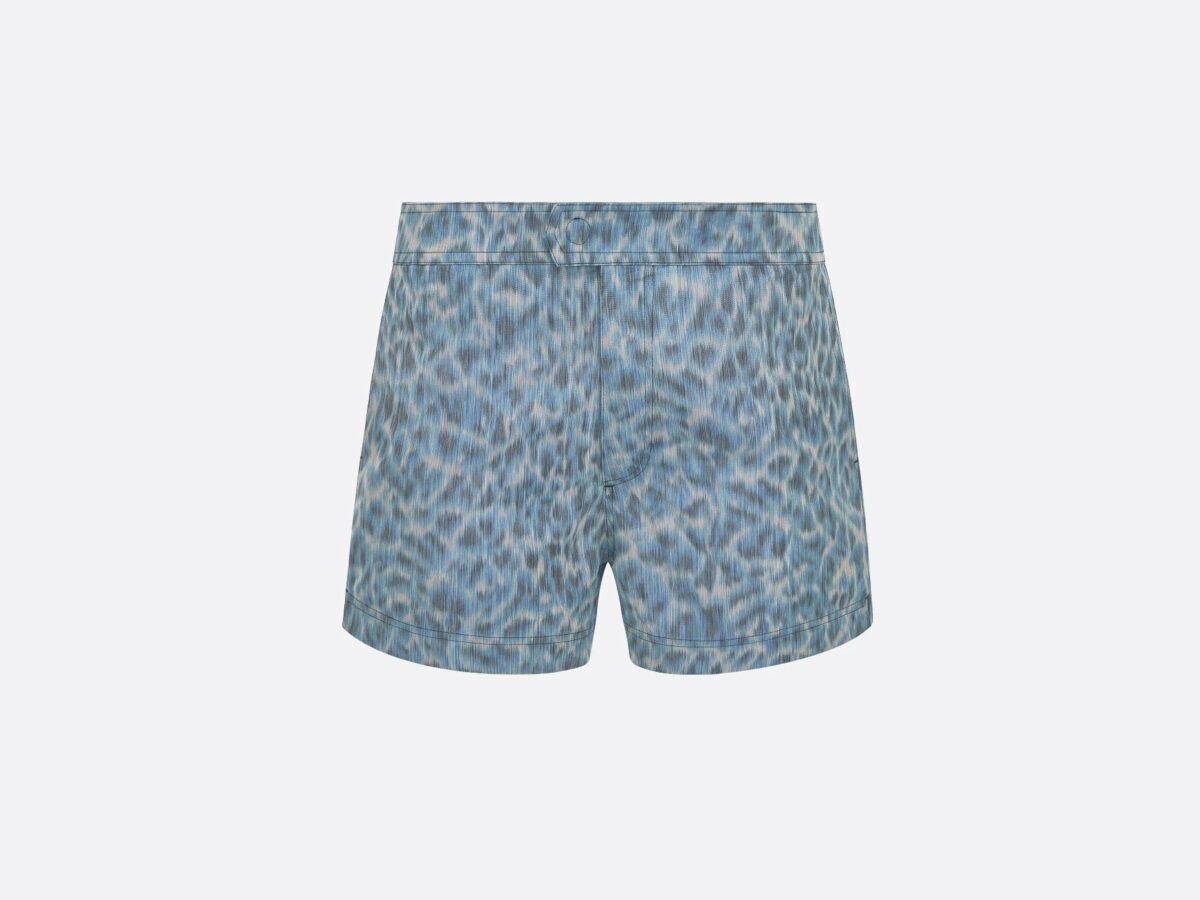 Dior Men shorts da spiaggia corti Dior and Parley sono un modello frutto della collaborazione Dior and Parley, decorati con la stampa Adriatic all-over. Realizzati in taffetà tecnico Parley Ocean Plastic® blu, il costume da bagno è prodotto interamente con materiali riciclati. Presentano un taglio cropped con tasche laterali e una tasca posteriore. Perfetti per essere abbinati con t-shirt o polo e si predispongono alla creazione di outfit estivi.